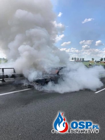 Samochód zapalił się na autostradzie A2. Auto doszczętnie spłonęło. OSP Ochotnicza Straż Pożarna