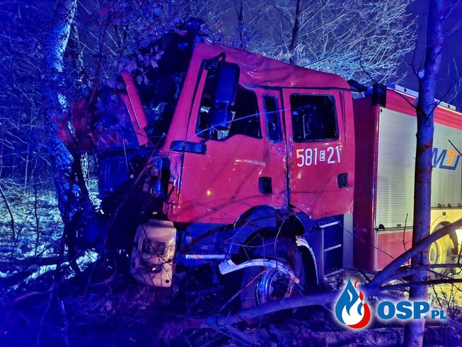 Wóz bojowy uderzył w drzewo podczas dojazdu do pożaru. Czterej strażacy ranni. OSP Ochotnicza Straż Pożarna