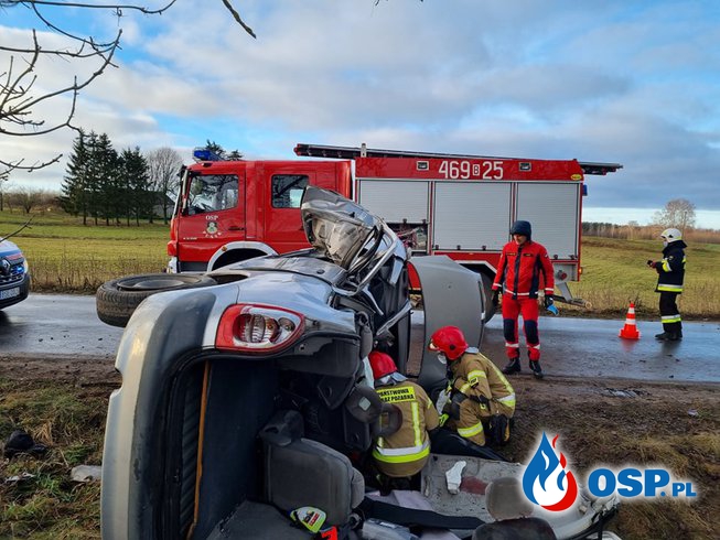 Dachowanie samochodu w Trakiszkach. Do rannego wezwano śmigłowiec LPR. OSP Ochotnicza Straż Pożarna