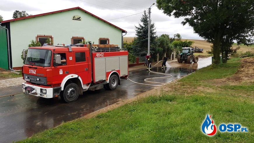 Zalana droga błotem po opadach deszczu w miejscowości Józefów OSP Ochotnicza Straż Pożarna