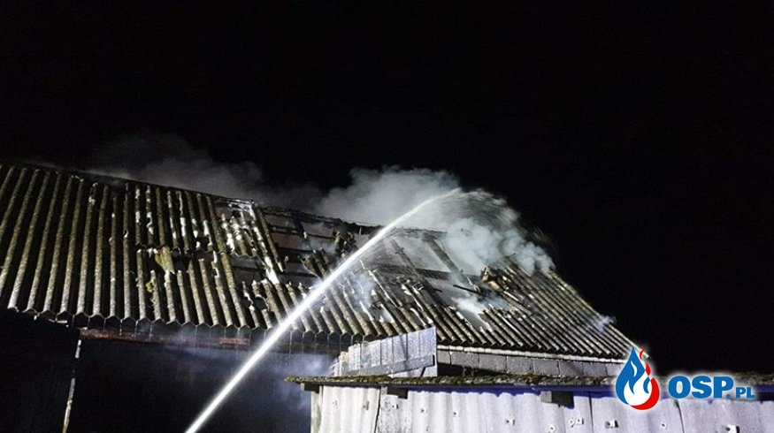 Pożar stodoły w Mąkowarsku. Spłonął ciągnik i część budynku. OSP Ochotnicza Straż Pożarna