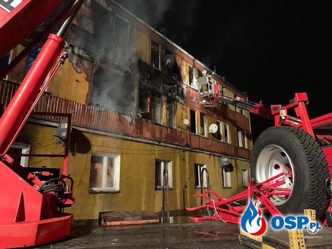 Pożar wielorodzinnego budynku socjalnego w Zdzieszowicach. OSP Ochotnicza Straż Pożarna