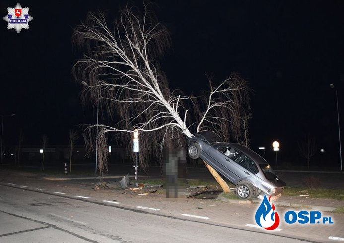 Pijany kierowca "zaparkował" na drzewie OSP Ochotnicza Straż Pożarna
