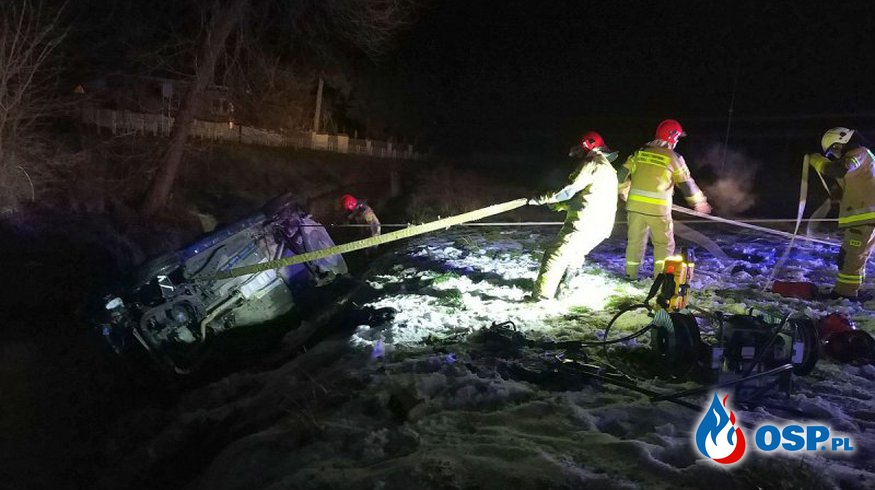 Auto dachowało i wpadło do rzeki. 18-latek walczy o życie. OSP Ochotnicza Straż Pożarna