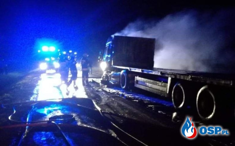 Ciągnik siodłowy doszczętnie spłonął w Petrykach, w Wielkopolsce. OSP Ochotnicza Straż Pożarna