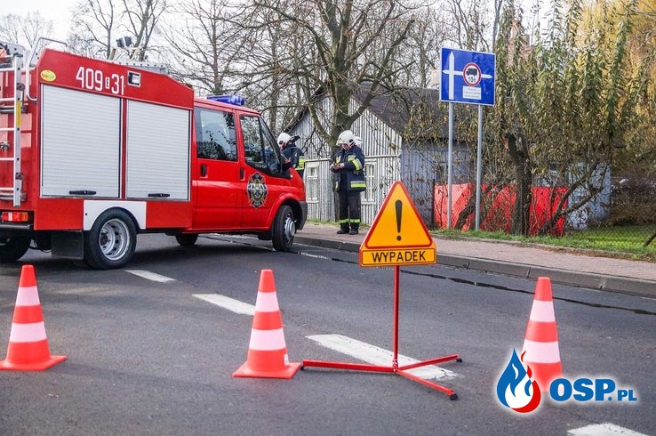 Zignorował znak "Stop" i zginął. Ciężarówka zmiażdżyła auto pod Bełchatowem. OSP Ochotnicza Straż Pożarna