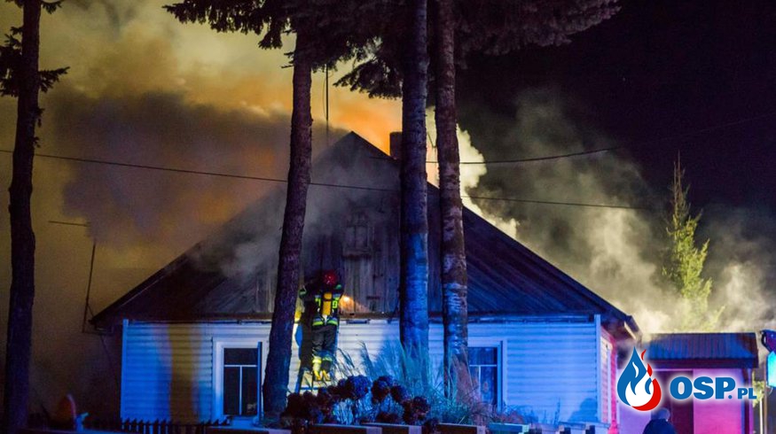 Nocny pożar drewnianego domu w Parczewie. Mieszkańcy uciekli przed ogniem. OSP Ochotnicza Straż Pożarna