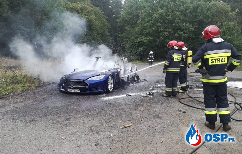 Pożar Tesli, samochód elektryczny doszczętnie spłonął. Film z akcji! OSP Ochotnicza Straż Pożarna