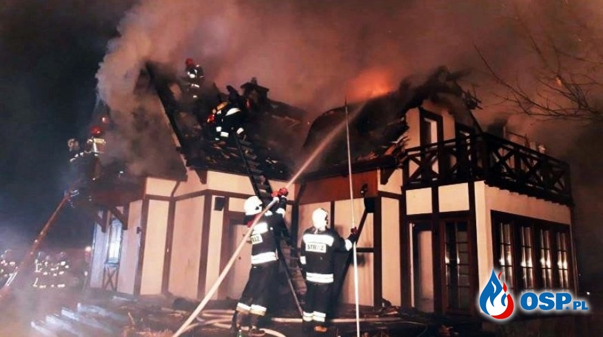 Pożar drewnianego domu i zabudowań w Świniarsku. Z ogniem walczyło 18 zastępów PSP i OSP. OSP Ochotnicza Straż Pożarna