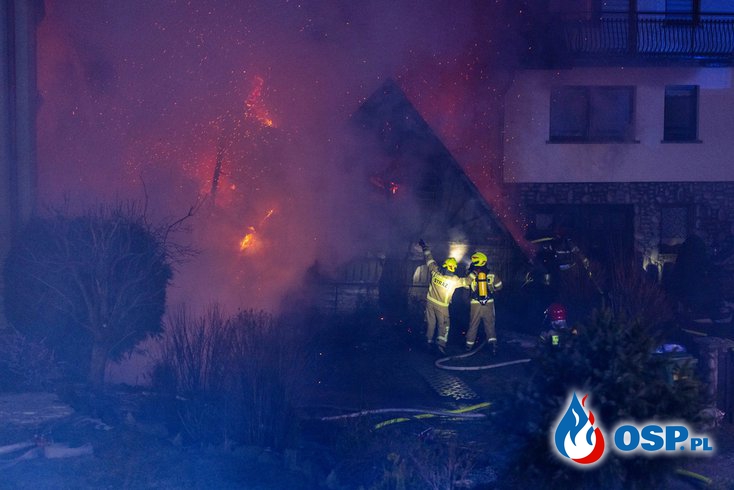 Pożar drewnianego domu. Nocna akcja gaśnicza w Nowym Targu. OSP Ochotnicza Straż Pożarna
