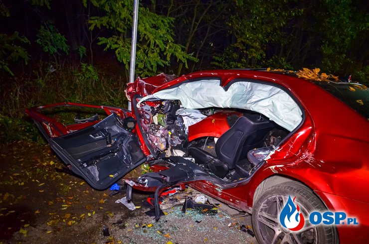 Tragiczny wypadek pod Jarocinem. Mercedes roztrzaskał się na drzewie, z auta wypadł silnik. OSP Ochotnicza Straż Pożarna
