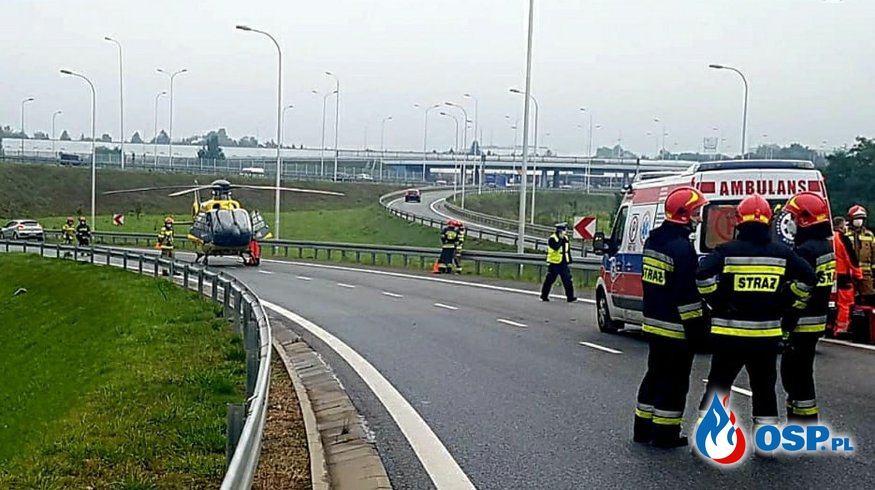 Motocyklista ciężko ranny po wypadku na S2. Maszyna uderzyła w bariery. OSP Ochotnicza Straż Pożarna