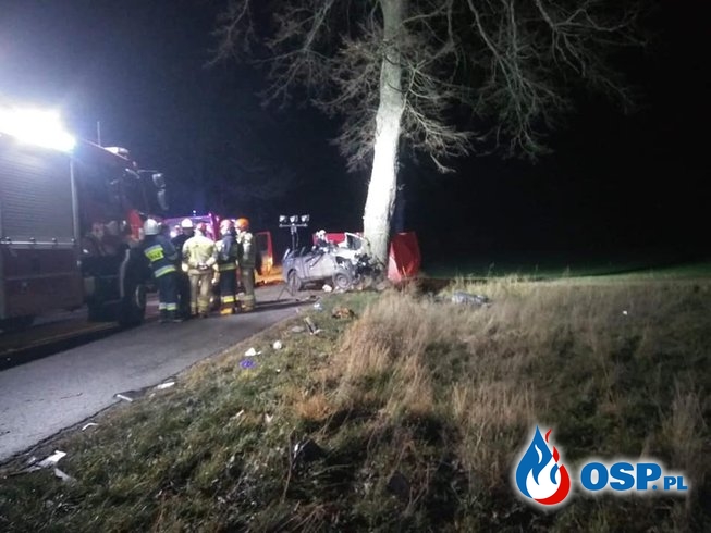 Audi wbiło się w drzewo, zginął 25-letni kierowca OSP Ochotnicza Straż Pożarna