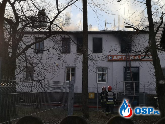 Strażak po służbie zobaczył pożar budynku. Natychmiast ruszył na pomoc! OSP Ochotnicza Straż Pożarna