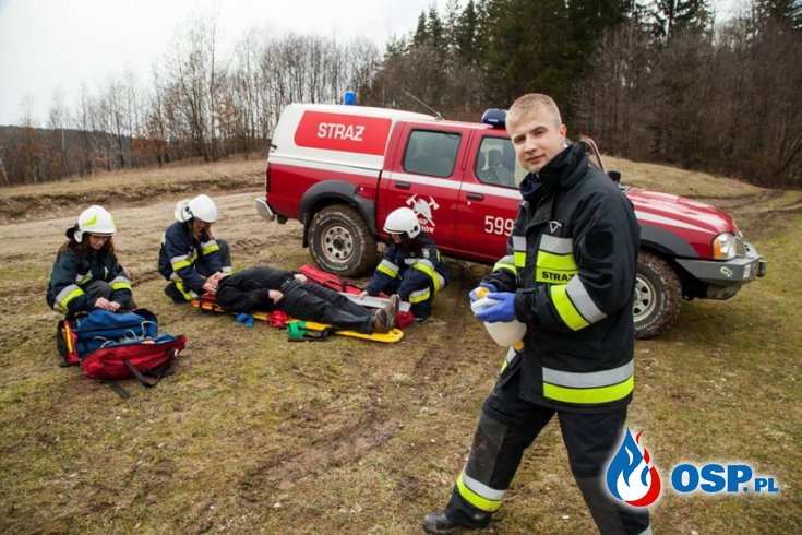 Sesja fotograficzna strażaków-ochotników i druhen z Budzowa OSP Ochotnicza Straż Pożarna
