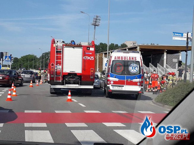 Wypadek wozu strażackiego w drodze na akcję. Jedna osoba trafiła do szpitala. OSP Ochotnicza Straż Pożarna