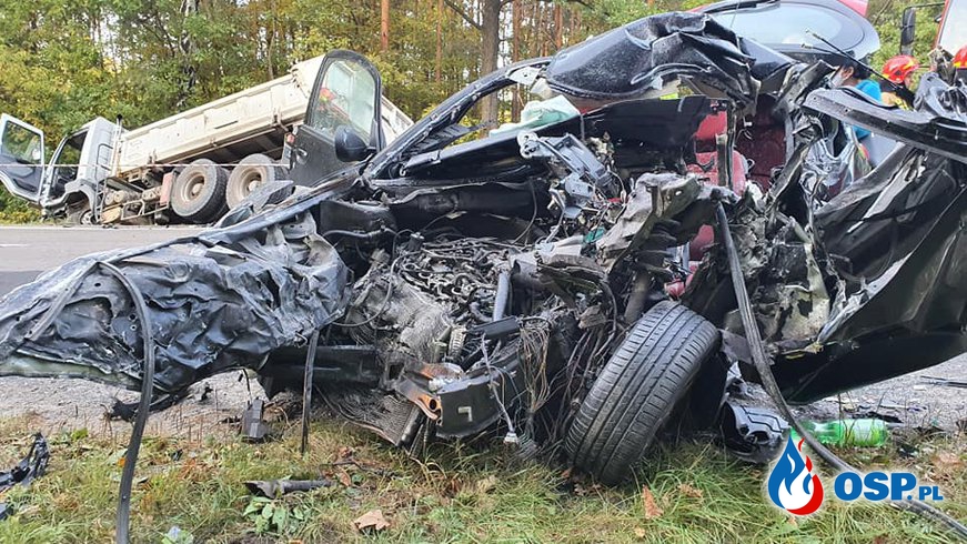 "Zjechał na przeciwny pas i zderzył się z ciężarówką". 47-letni kierowca zginął na miejscu. OSP Ochotnicza Straż Pożarna