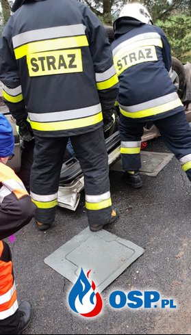 Wypadek śmiertelny w Głuszynie. Za kierownicą samochodu 83-latek. OSP Ochotnicza Straż Pożarna