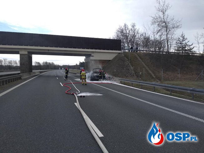Pożar samochodu na autostradzie A4. W akcji 4 zastępy strażaków. OSP Ochotnicza Straż Pożarna