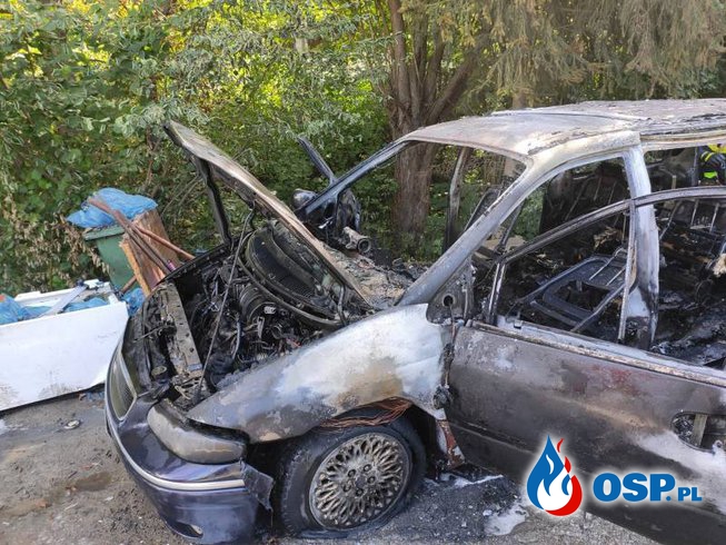 Pożar auta z instalacją gazową. Pojazd ugaszono ciężką pianą. OSP Ochotnicza Straż Pożarna