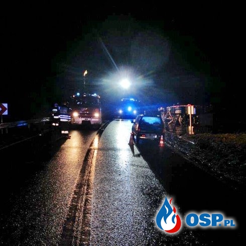 Wypadek wozu strażackiego w drodze do akcji. Scania przewróciła się na bok. OSP Ochotnicza Straż Pożarna