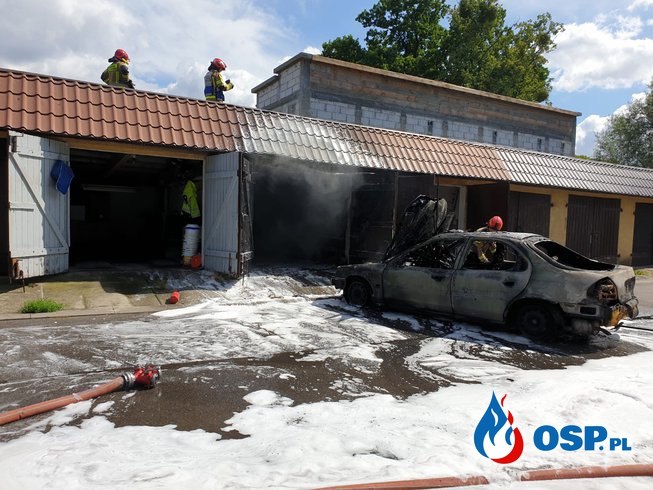 Samochód spłonął w garażu. Auto było wyposażone w instalację LPG. OSP Ochotnicza Straż Pożarna