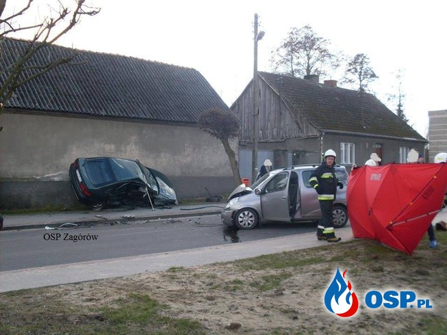 Czołowe zderzenie samochodów. OSP Ochotnicza Straż Pożarna