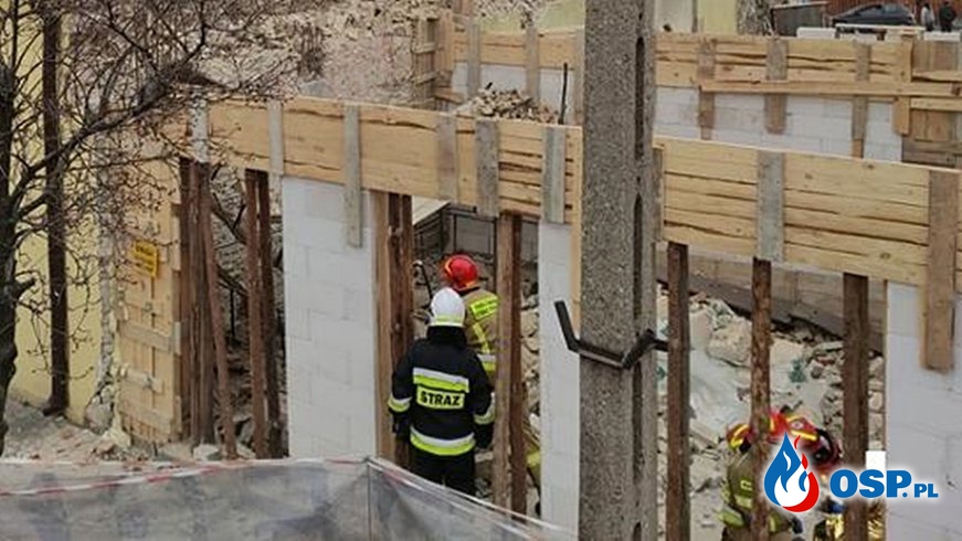 Katastrofa budowlana we Włoszczowie. Dwie osoby zostały ranne. OSP Ochotnicza Straż Pożarna