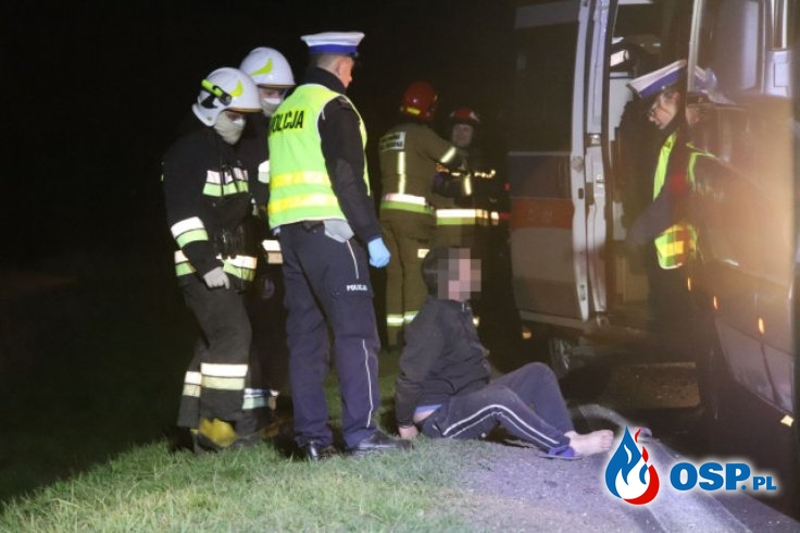 Pijany kierowca dachował w rowie. Groził strażakom i ratownikom medycznym. OSP Ochotnicza Straż Pożarna