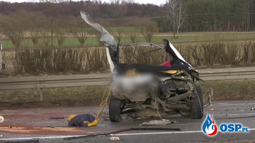 Mercedes rozpadł się po zderzeniu. Nie żyje dwóch nastolatków. OSP Ochotnicza Straż Pożarna