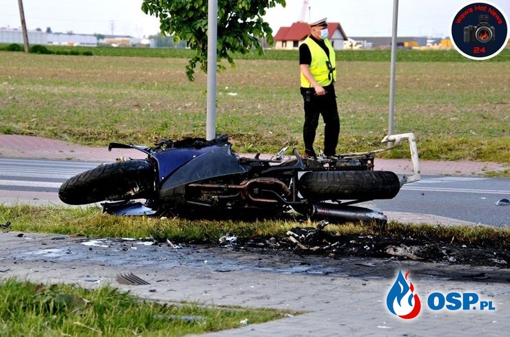 Motocykl zapalił się po zderzeniu z autem. Jedna osoba zginęła. OSP Ochotnicza Straż Pożarna