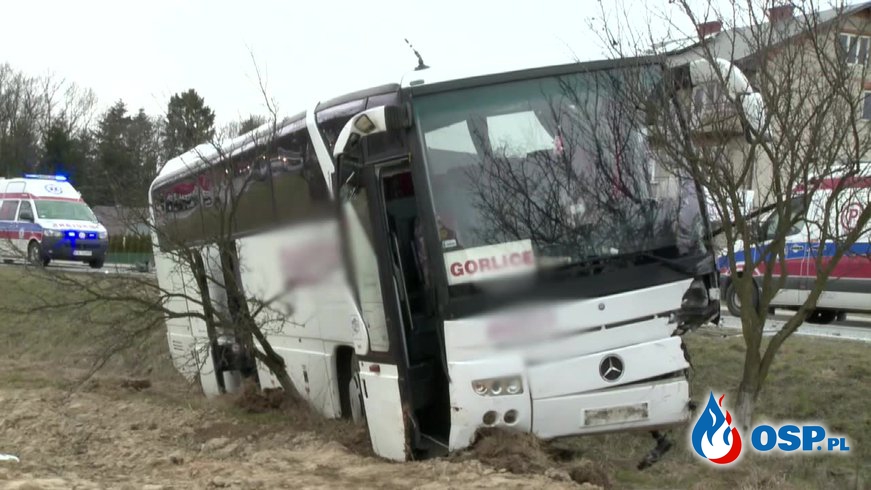 Groźny wypadek w Małopolsce. Autobus zderzył się z samochodem osobowym. OSP Ochotnicza Straż Pożarna