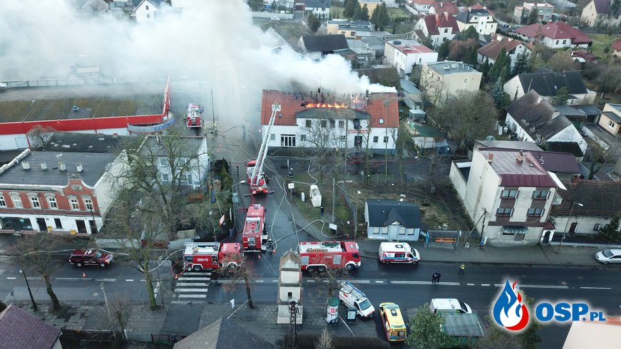 Pożar trzech mieszkań w Opolu. W akcji brało udział 9 zastępów PSP i OSP. OSP Ochotnicza Straż Pożarna