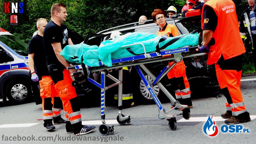 Wypadek na DK8 - 4 osoby poszkodowane. OSP Ochotnicza Straż Pożarna