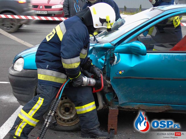 Pokaz ratownictwa technicznego na parkingu Leroy Merlin. OSP Ochotnicza Straż Pożarna