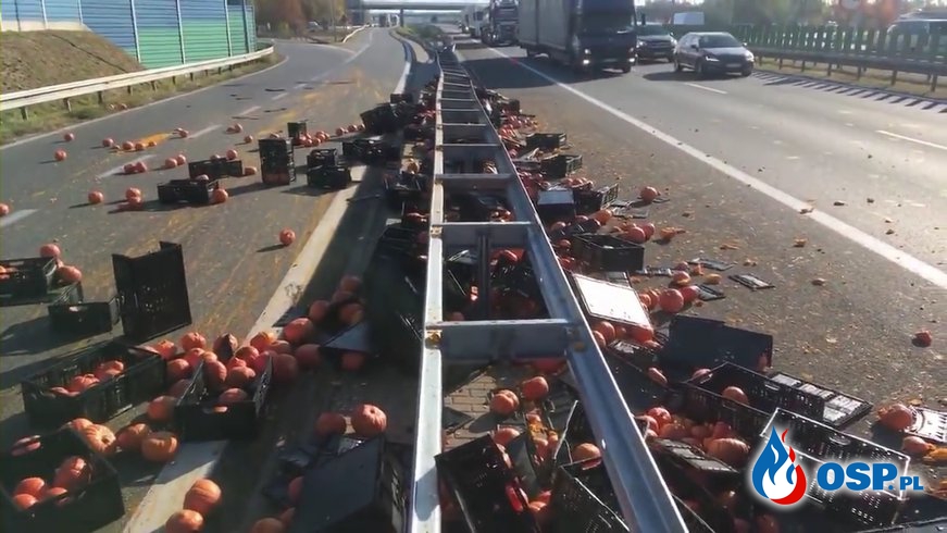 Wypadek ciężarówki z dyniami. A2 gotowa na Halloween. OSP Ochotnicza Straż Pożarna