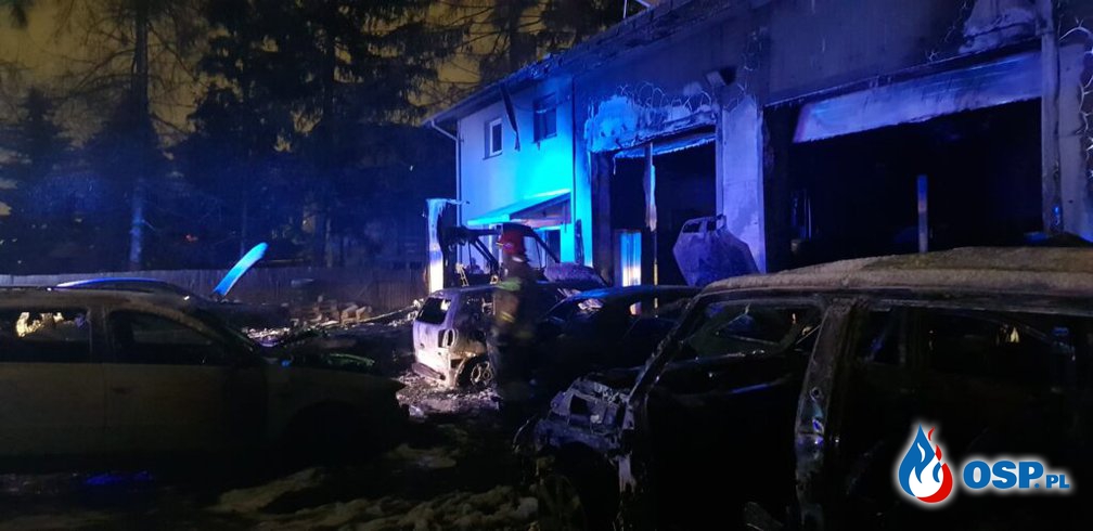 13 spalonych aut i zniszczony warsztat samochodowy. Straty oszacowano na 250 tys. zł. OSP Ochotnicza Straż Pożarna