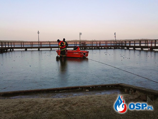 Usuwanie potłuczonego szkła - Plaża Miejska w Moryniu OSP Ochotnicza Straż Pożarna