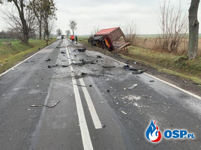 Kierowca audi zginął po zderzeniu z ciężarówką. Droga była oblodzona. OSP Ochotnicza Straż Pożarna
