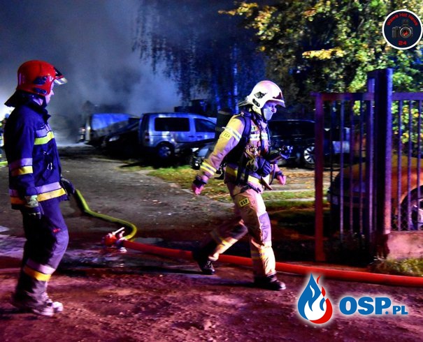 8 zastępów strażaków walczyło z pożarem warsztatu samochodowego. Spłonęło kilka pojazdów. OSP Ochotnicza Straż Pożarna