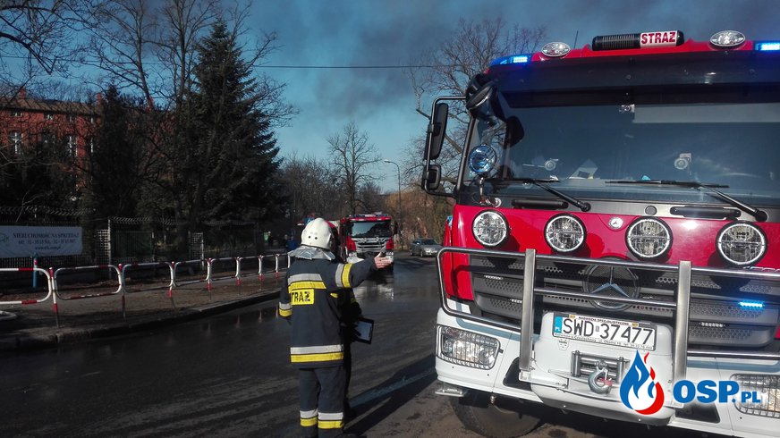 Pożar pustostanu na terenie byłej kopalni KWK Anna w Pszowie. OSP Ochotnicza Straż Pożarna