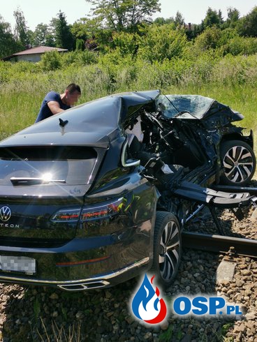 Tragiczny wypadek na przejeździe kolejowym w Wielkopolsce. Jedna osoba nie żyje. OSP Ochotnicza Straż Pożarna