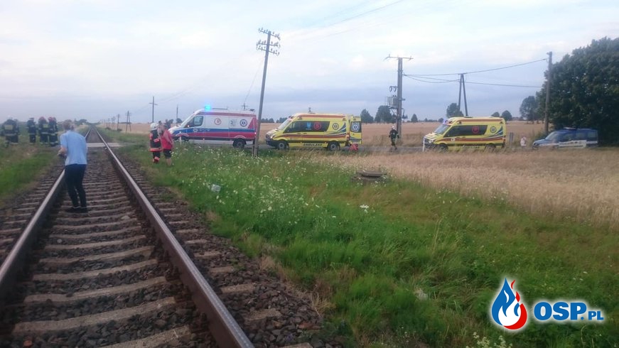 Cztery osoby ranne po tym, jak samochód wjechał pod pociąg na przejeździe kolejowym! OSP Ochotnicza Straż Pożarna