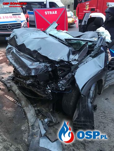 Rozpędzony hyundai uderzył w budynek. Kierowca zginął na miejscu. OSP Ochotnicza Straż Pożarna