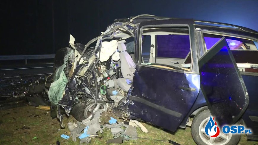 Czołowy wypadek na S8. Obaj kierowcy zginęli, jeden z nich jechał pod prąd. OSP Ochotnicza Straż Pożarna