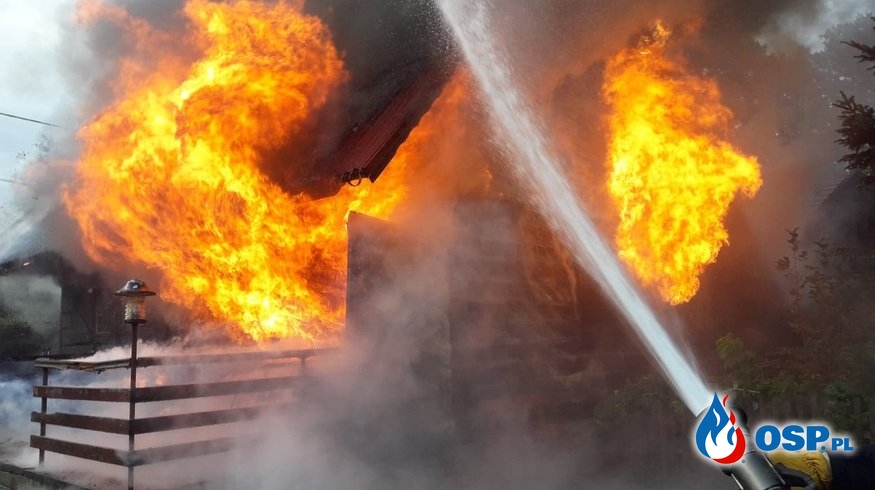 Drewniany dom w ogniu. W akcji 9 zastępów strażaków. OSP Ochotnicza Straż Pożarna
