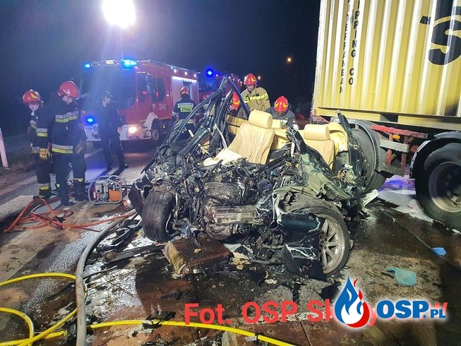 Czołowe zderzenie BMW z ciężarówką. Nie żyje 35-latek. OSP Ochotnicza Straż Pożarna