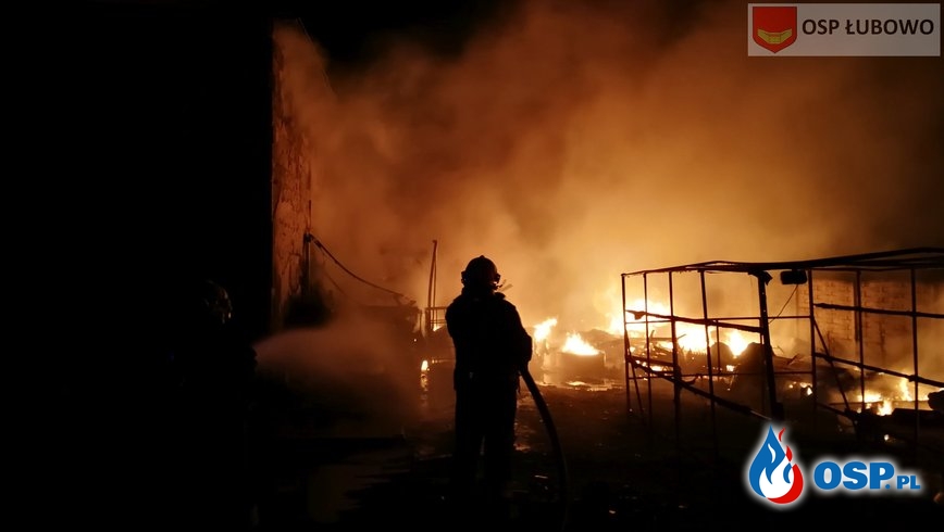 Nocny pożar w Woźnikach. Przyczepa kempingowa doszczętnie spłonęła. OSP Ochotnicza Straż Pożarna