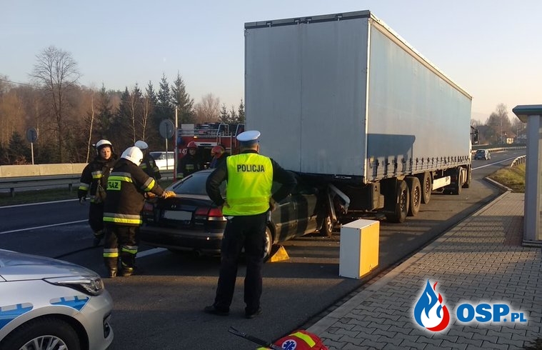 Wypadek samochodu osobowego i ciężarowego na DK7 - 5 grudnia 2019r. OSP Ochotnicza Straż Pożarna