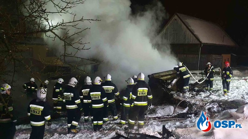 Nocny pożar drewnianego budynku. W akcji 6 zastępów strażaków. OSP Ochotnicza Straż Pożarna